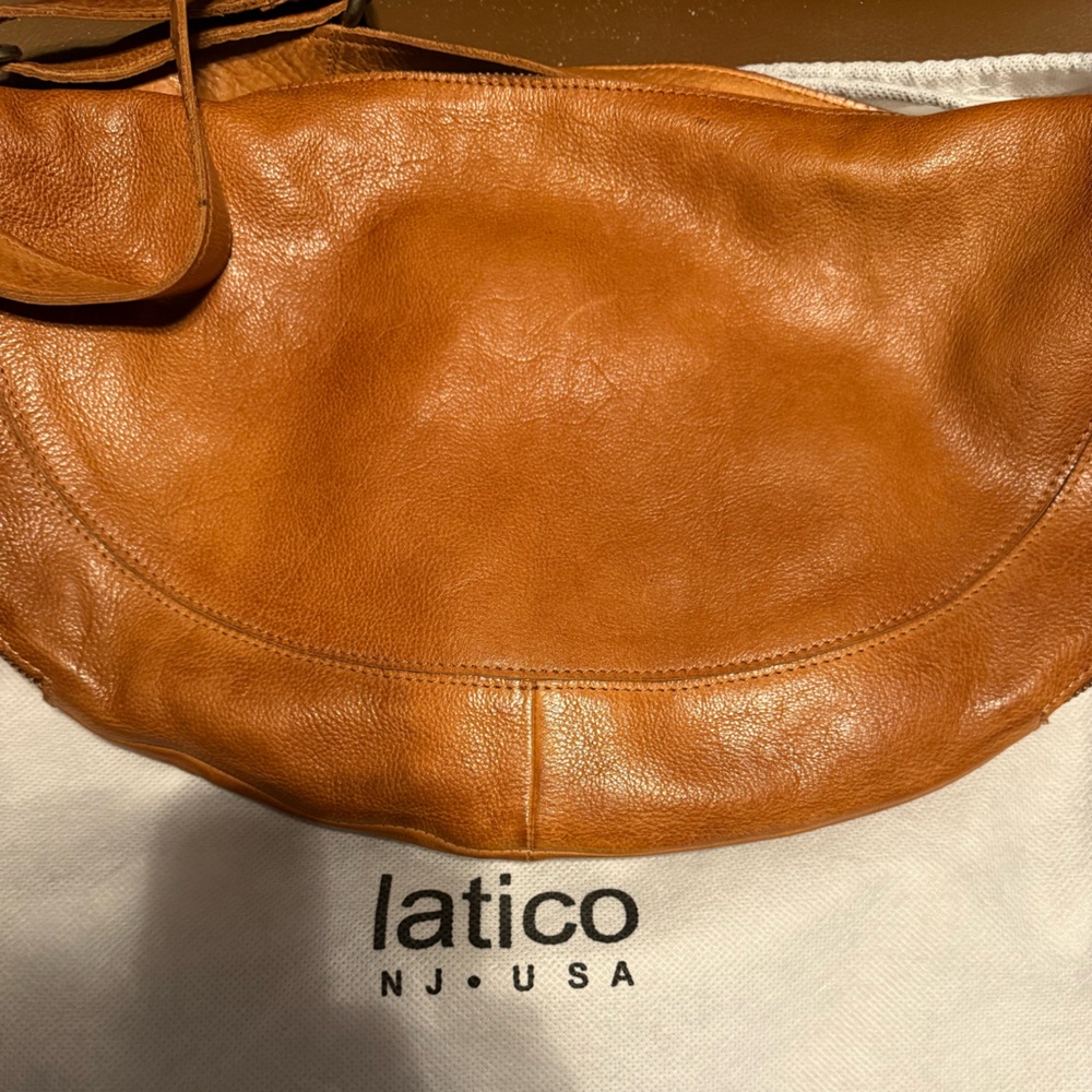 LATICO CALLIE SLING CROSSBODY “Cognac”